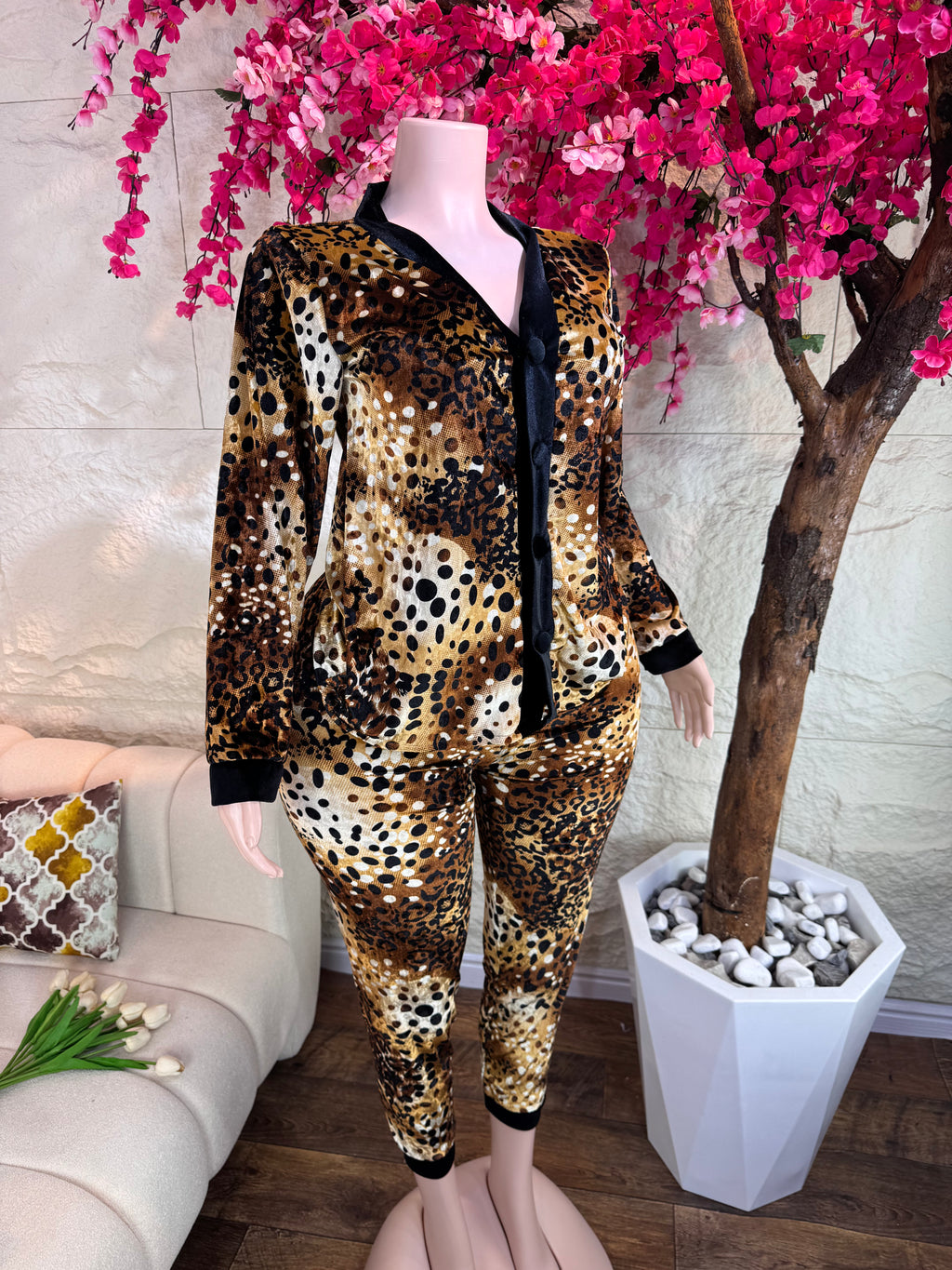 بجامة قطيفة تيغر ناعمة وفاخرة – ستايل أنيق ومريح ✨