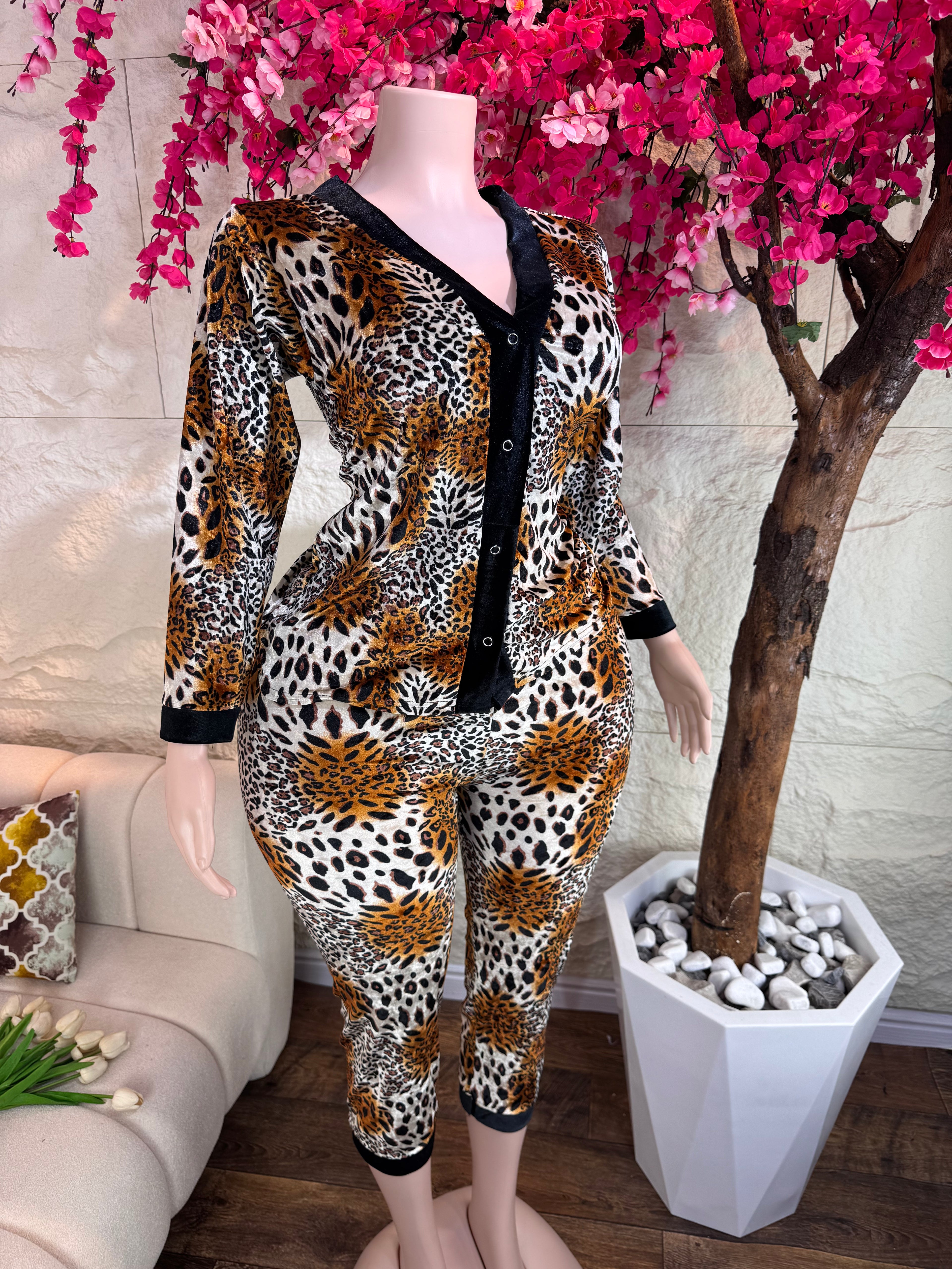 بجامة قطيفة تيغر ناعمة وفاخرة – ستايل أنيق ومريح ✨