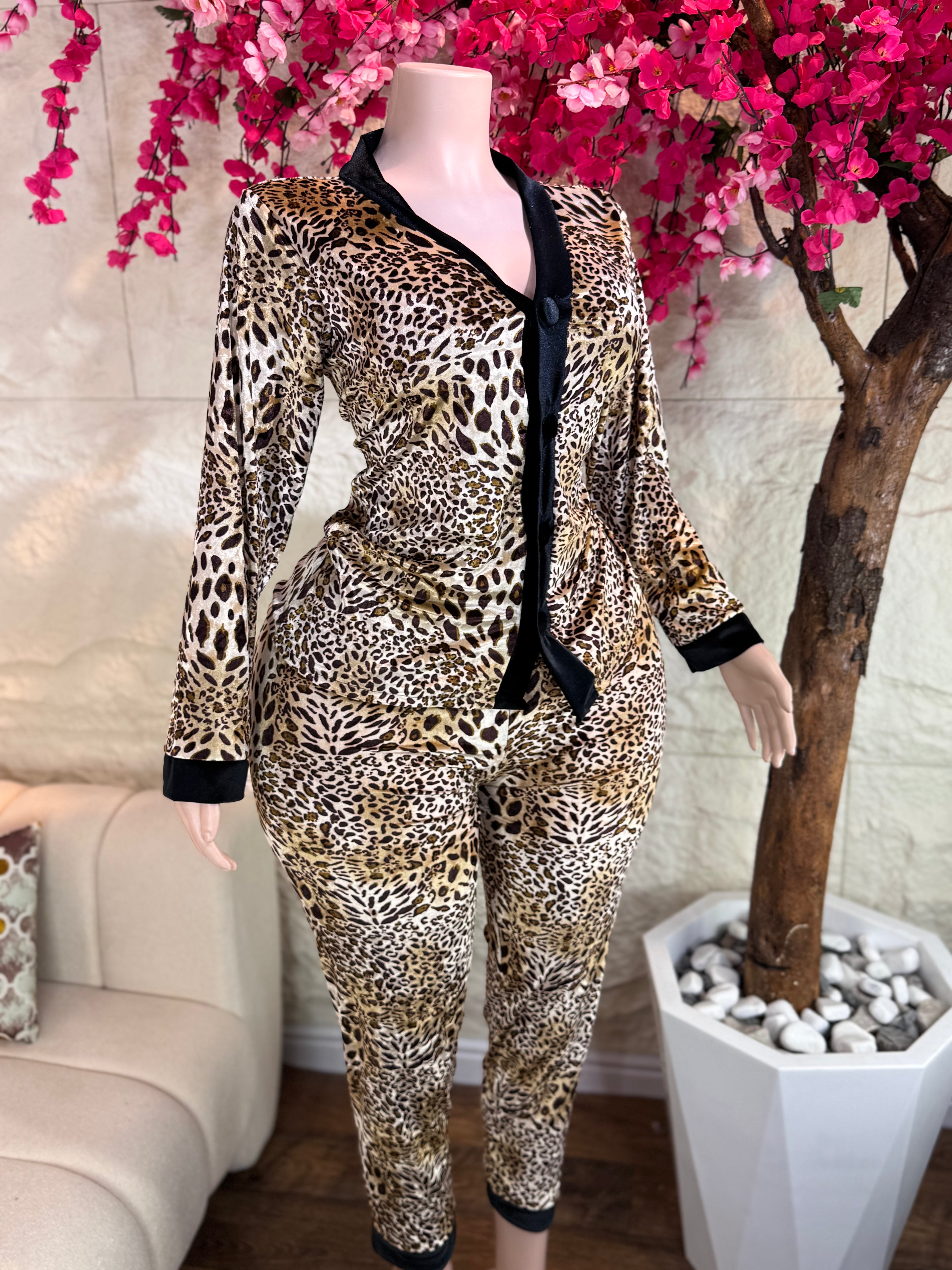 بجامة قطيفة تيغر ناعمة وفاخرة – ستايل أنيق ومريح ✨