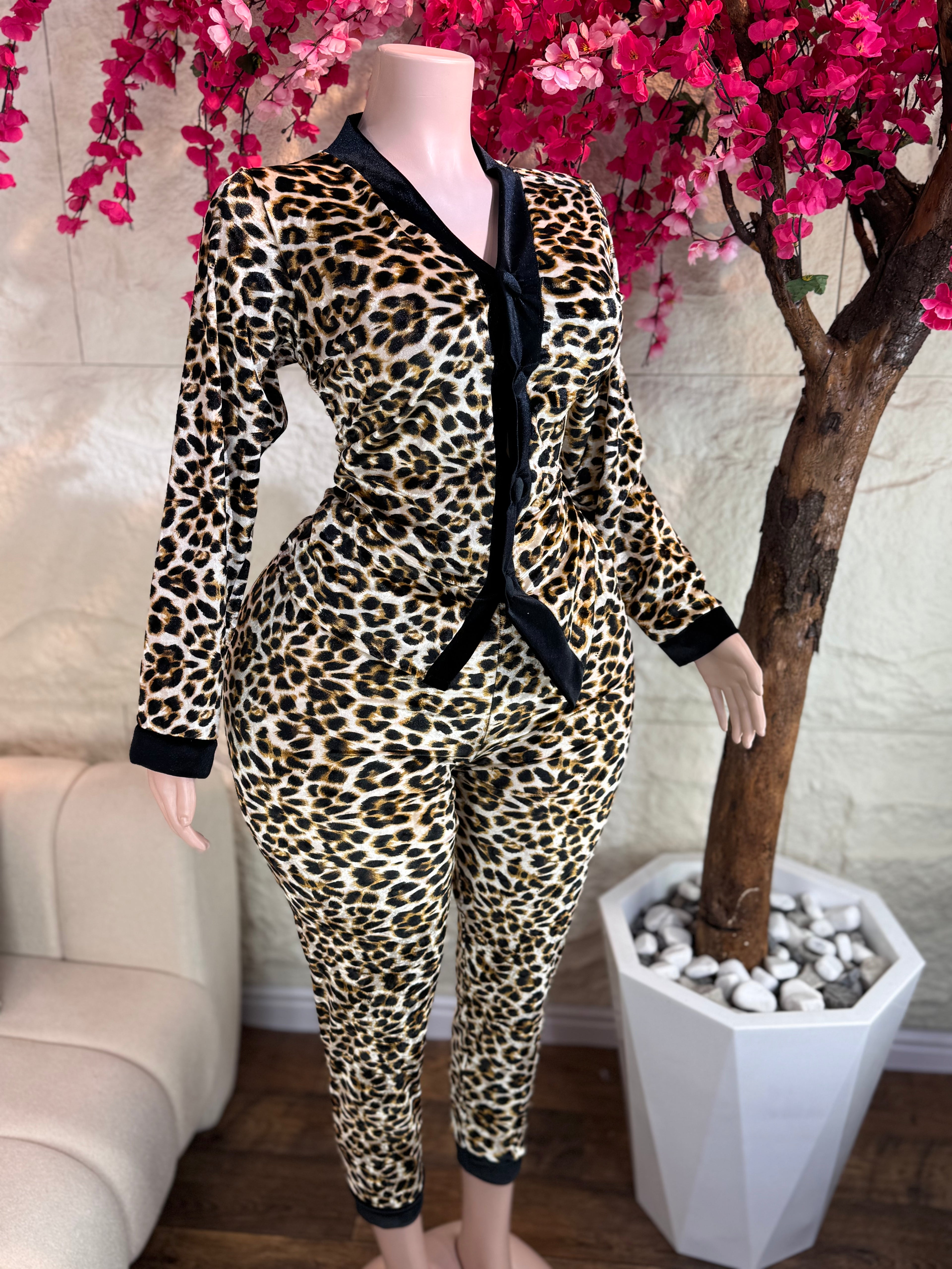 بجامة قطيفة تيغر ناعمة وفاخرة – ستايل أنيق ومريح ✨