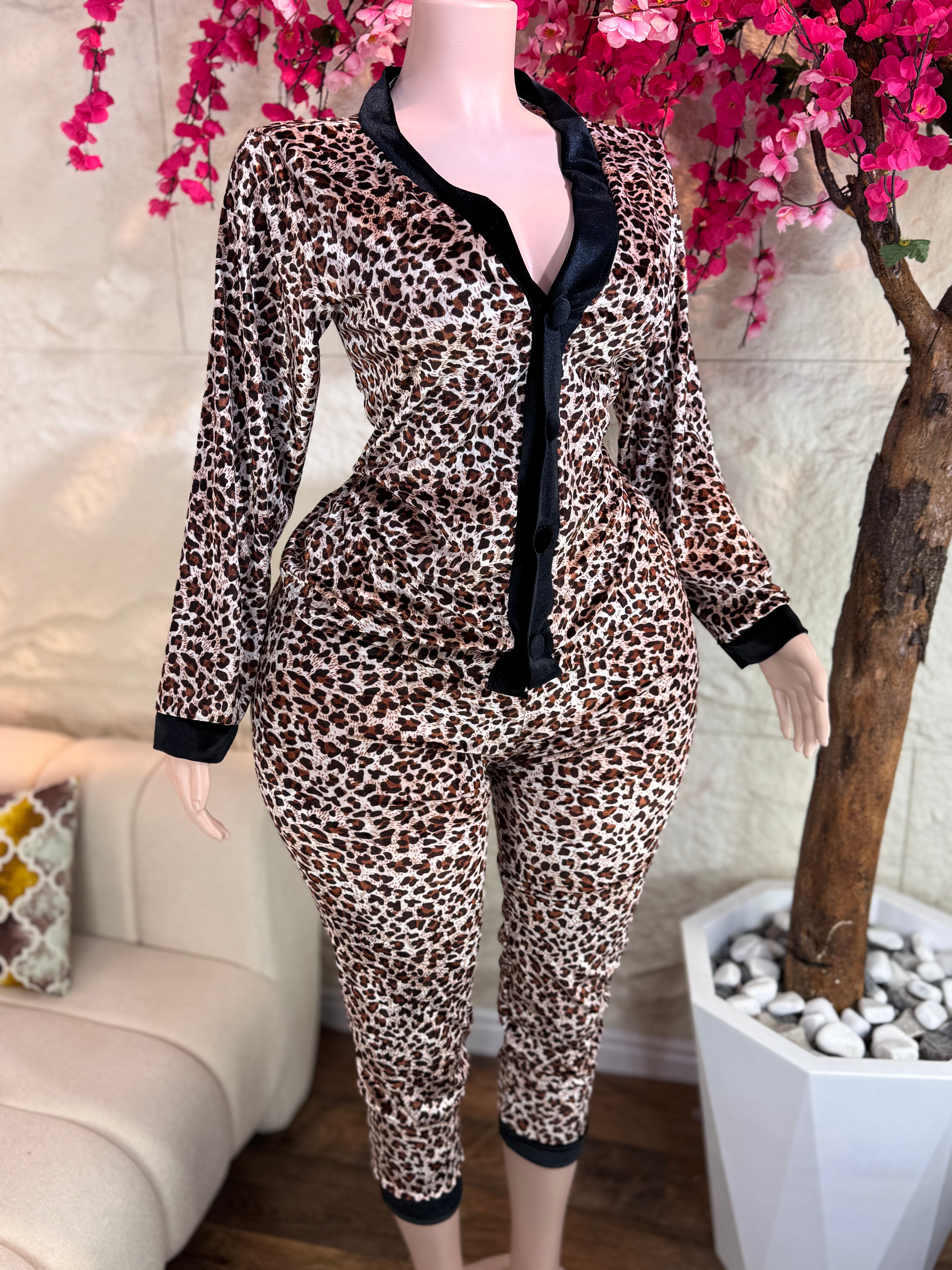 بجامة قطيفة تيغر ناعمة وفاخرة – ستايل أنيق ومريح ✨